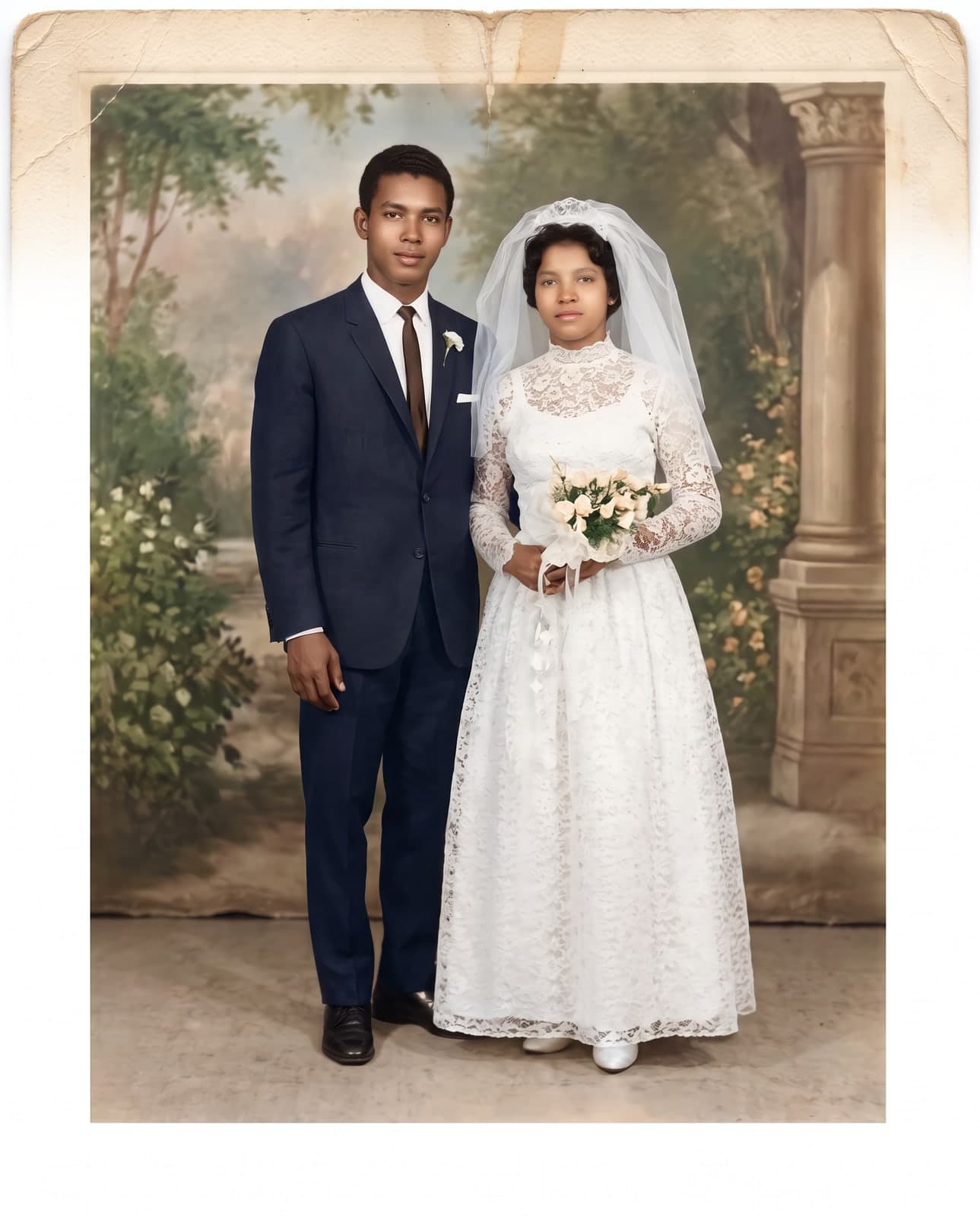 A mesma foto de casamento depois de restaurada e colorida: o casal sem manchas e sem a dobra que cortava a imagem ao meio, com a borda de papel ainda envelhecida
