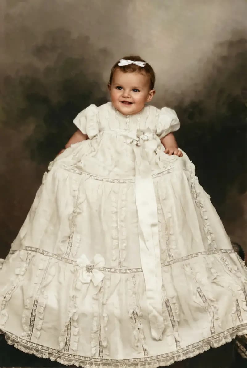 Foto de batizado restaurada e colorizada com IA - cores naturais