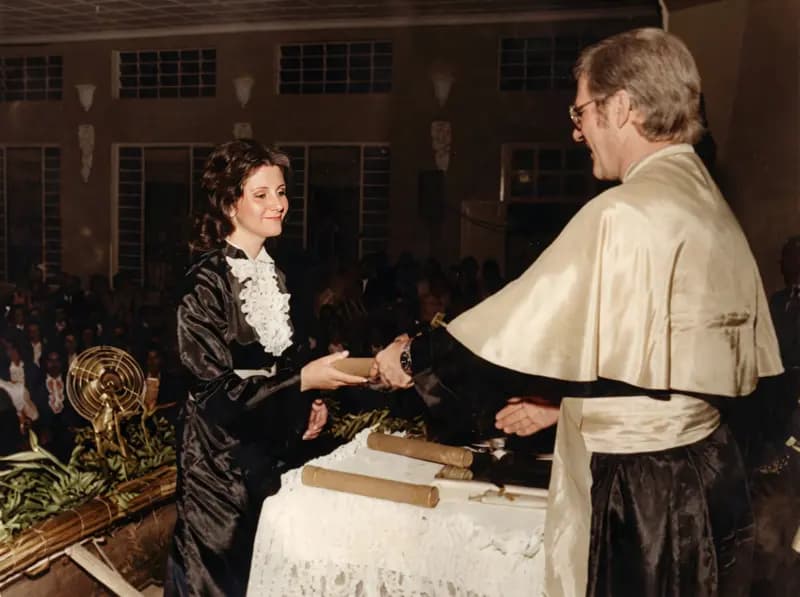 Foto de escola restaurada e colorizada com IA