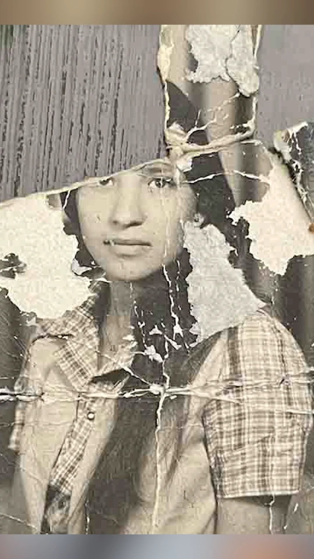 Foto antiga danificada antes da restauração