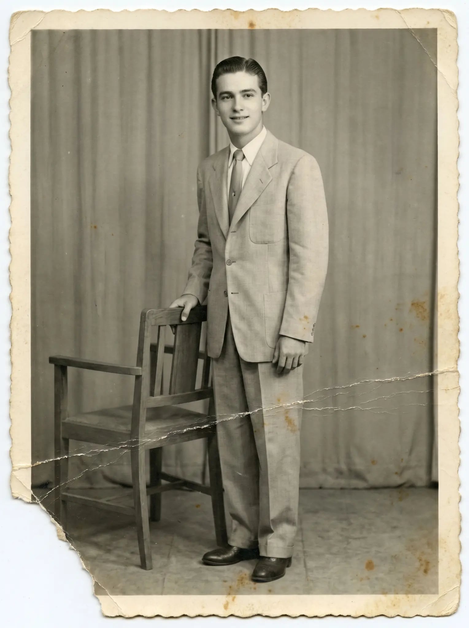 Retrato de estúdio com o canto faltando e vincos marcados — reconstruídos com o rosto preservado. — antes