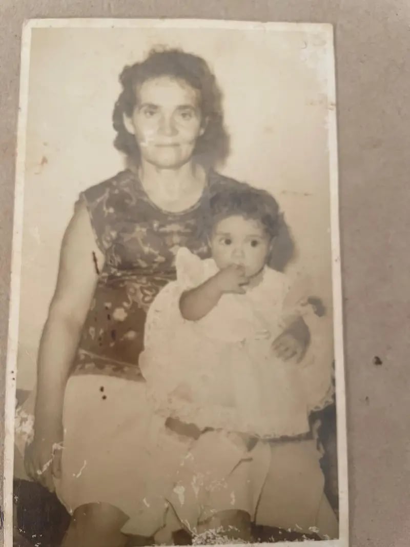 Foto antiga com cores desbotadas e amareladas