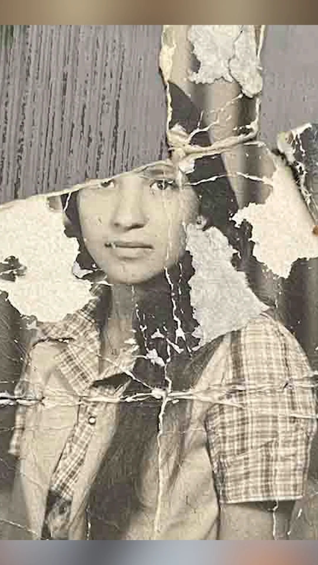 Foto antiga danificada antes da restauração com IA em Bombinhas