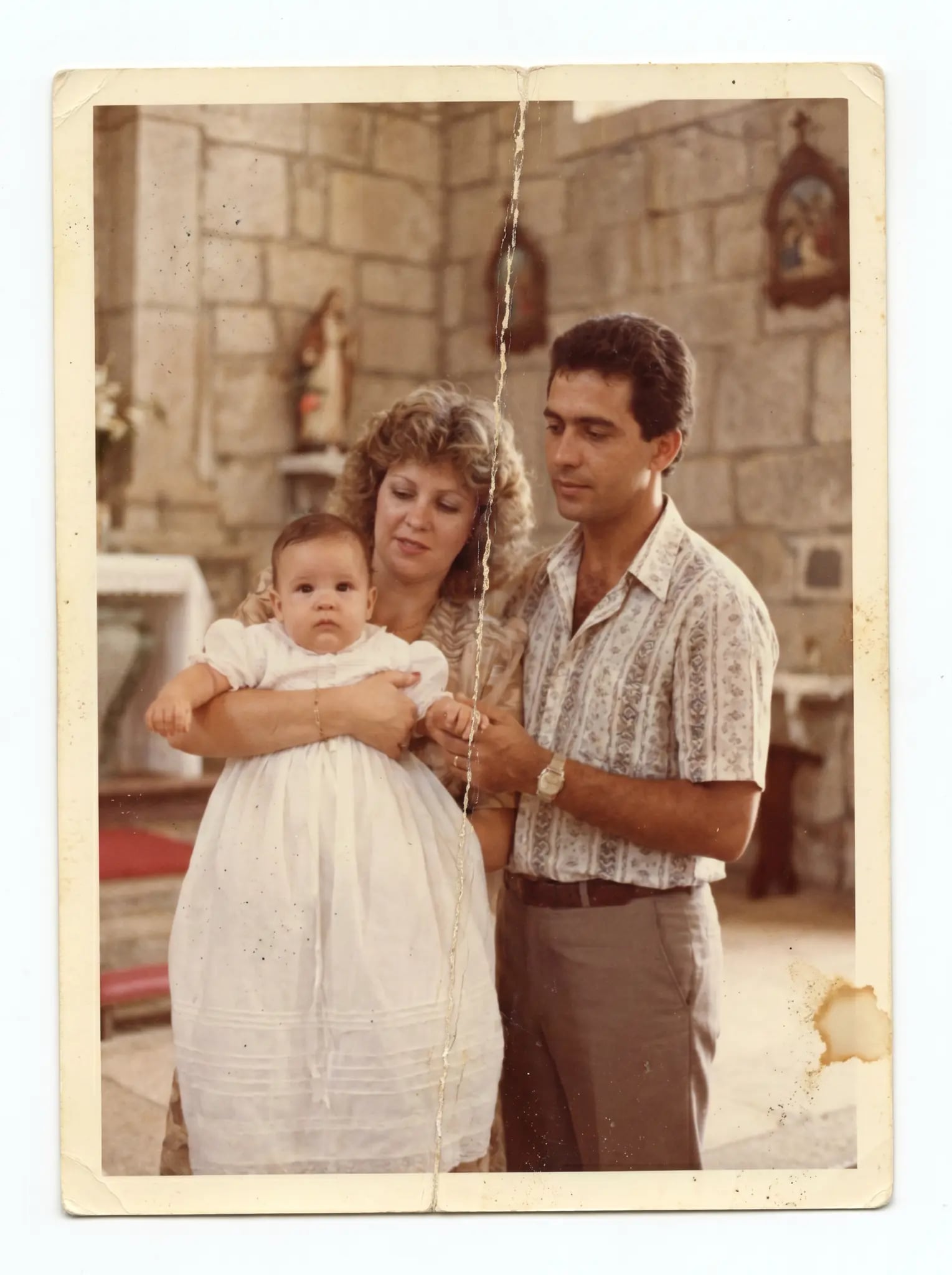 Foto de bautizo antigua y desvanecida, antes de la restauración