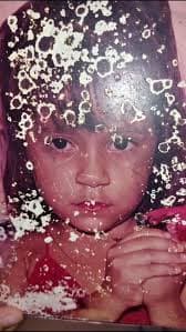 Foto antiga com rasgos e danos severos