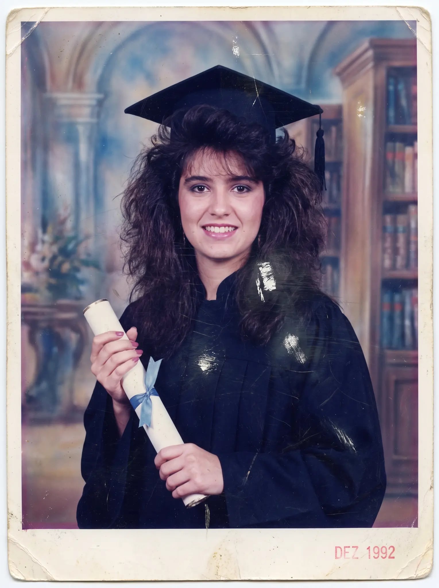 Foto de graduación antigua con daños, antes de la restauración